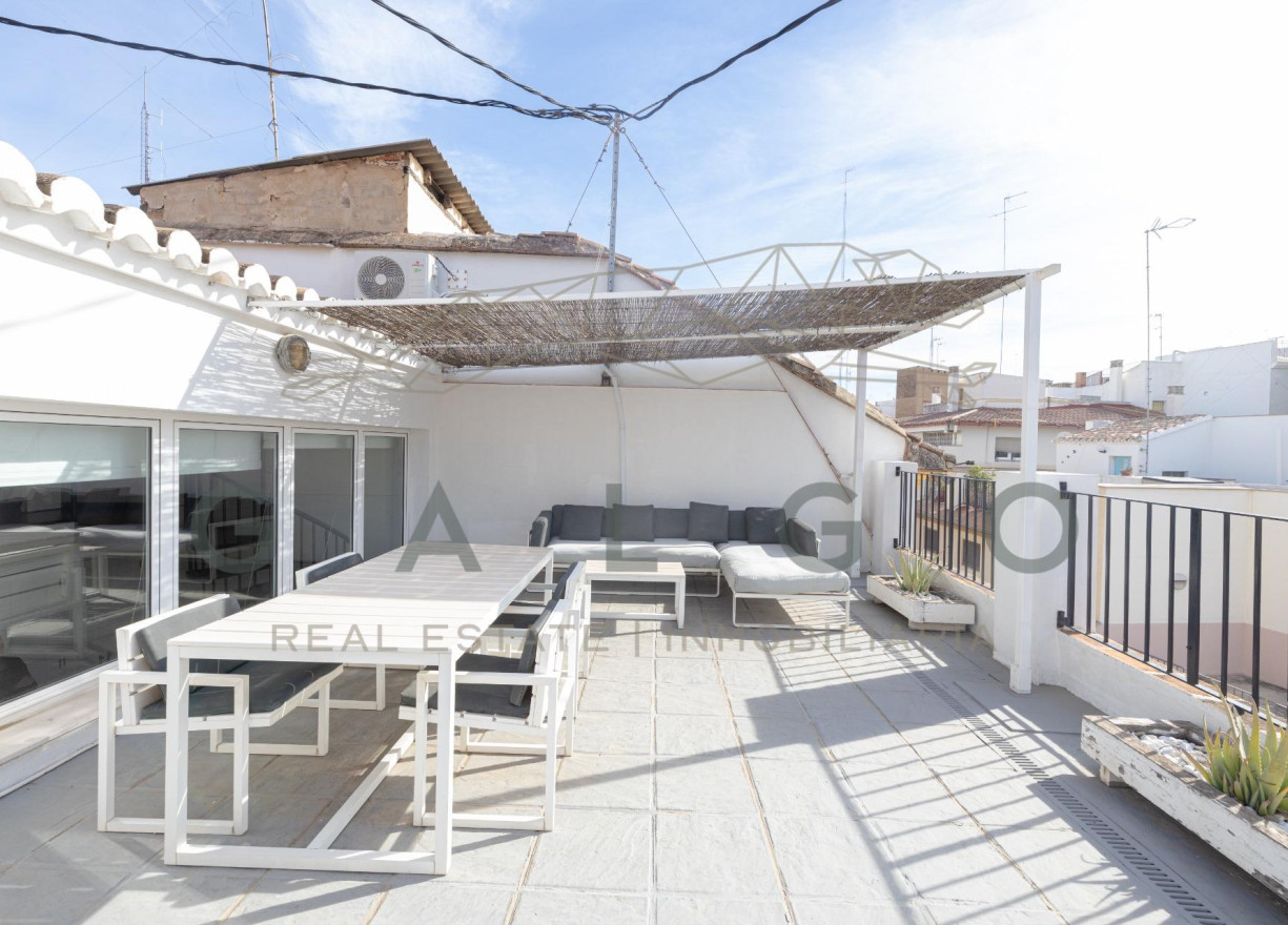 Alquiler a largo plazo - Ático - Valencia - Ciutat Vella
