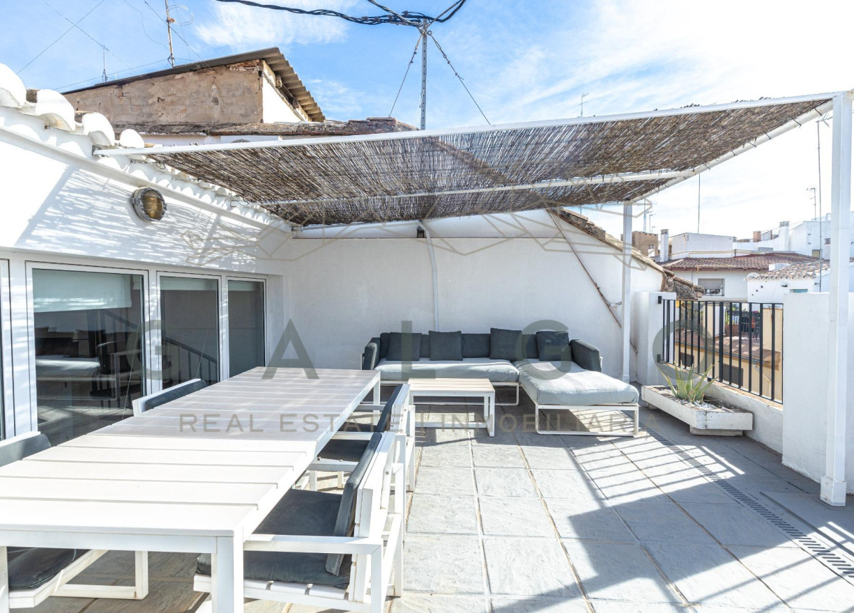 Alquiler a largo plazo - Ático - Valencia - Ciutat Vella