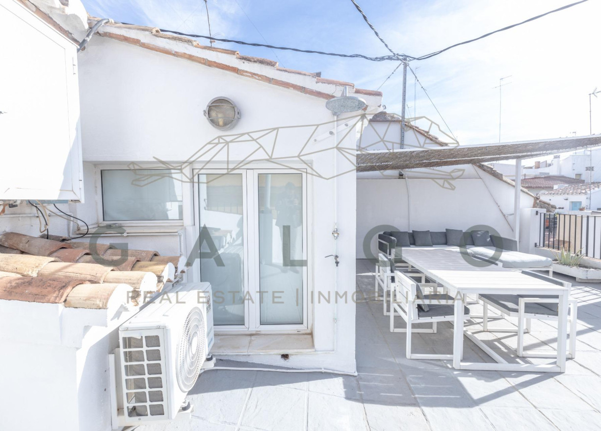 Alquiler a largo plazo - Ático - Valencia - Ciutat Vella