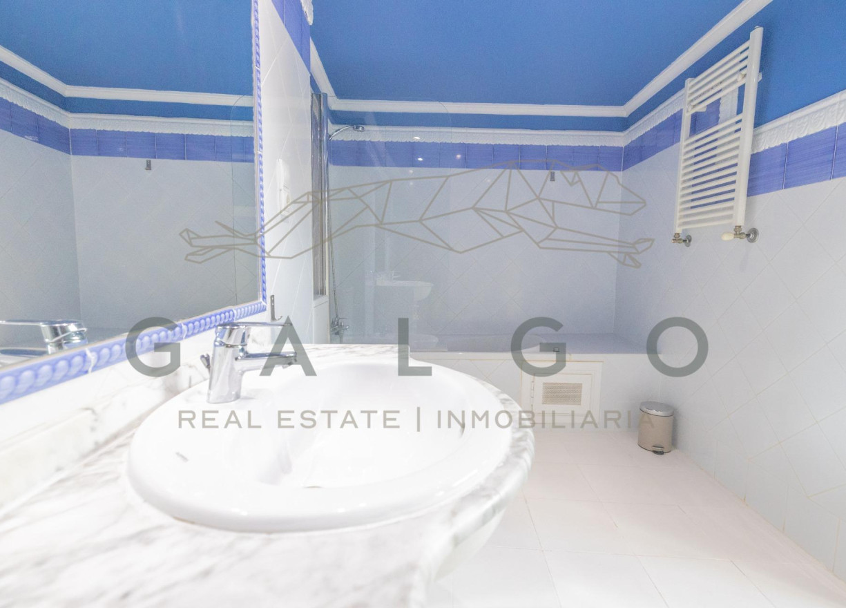 Alquiler a largo plazo - Ático - Valencia - Ciutat Vella