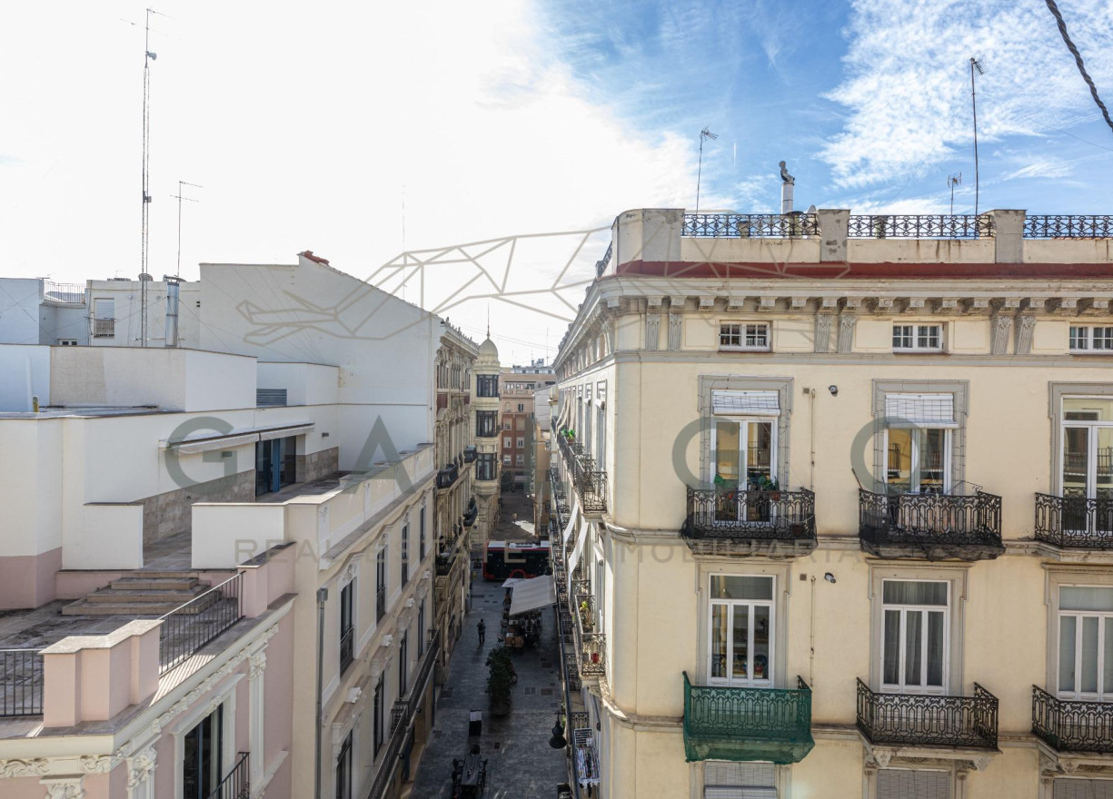 Alquiler a largo plazo - Ático - Valencia - Ciutat Vella
