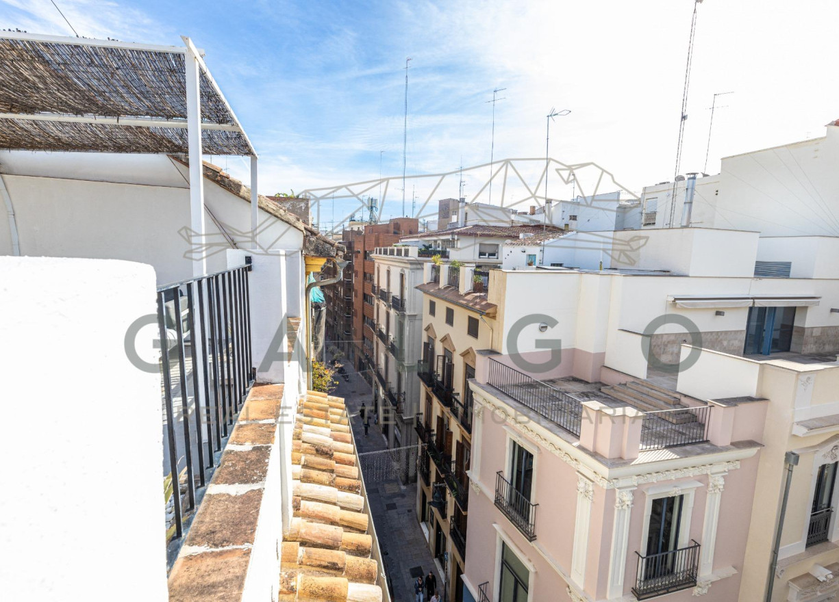 Alquiler a largo plazo - Ático - Valencia - Ciutat Vella