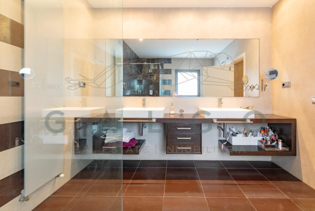 Revente - Luxe Villa - Godella - Nueva Santa Barbara