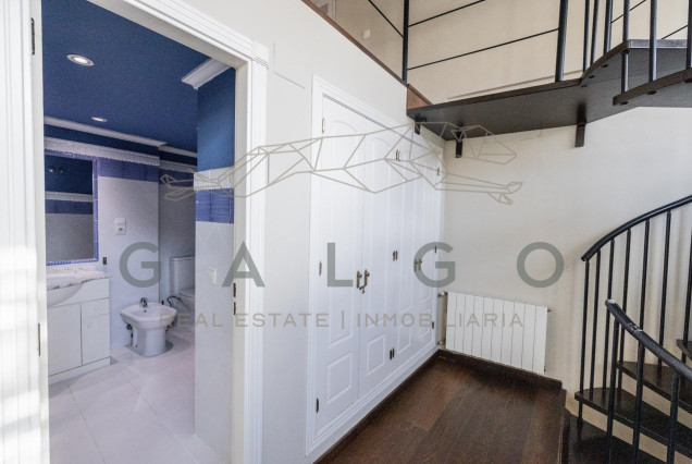 Alquiler a largo plazo - Ático - Valencia - Ciutat Vella