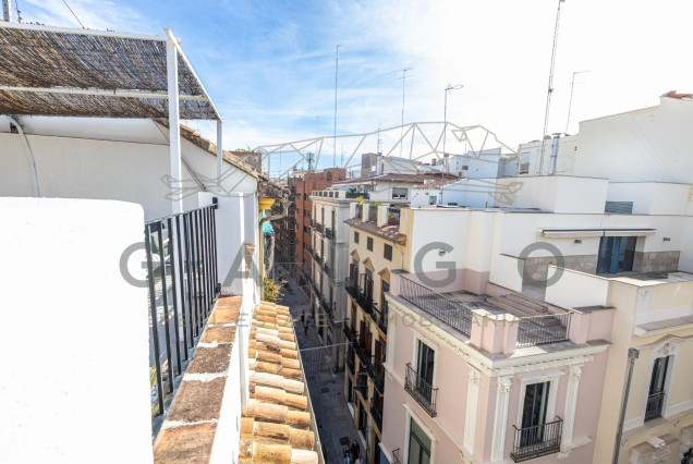 Alquiler a largo plazo - Ático - Valencia - Ciutat Vella
