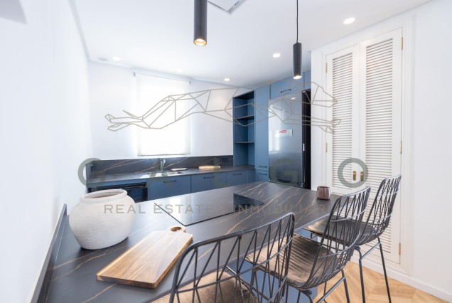 Alquiler a largo plazo - Ático - Valencia - El Mercat