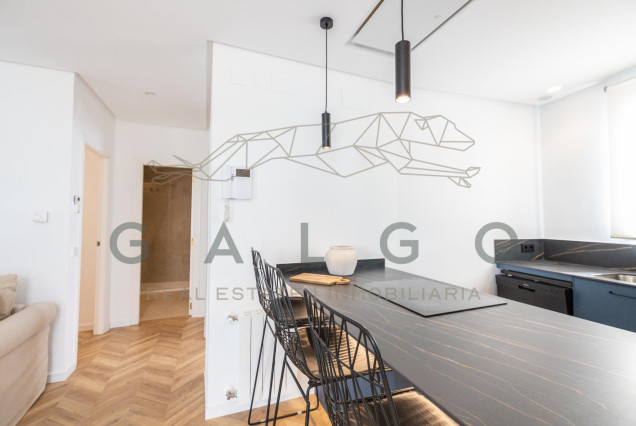 Alquiler a largo plazo - Ático - Valencia - El Mercat