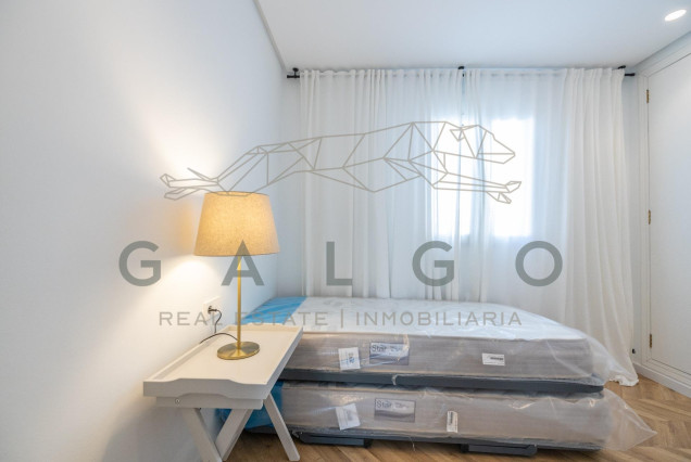 Alquiler a largo plazo - Ático - Valencia - El Mercat