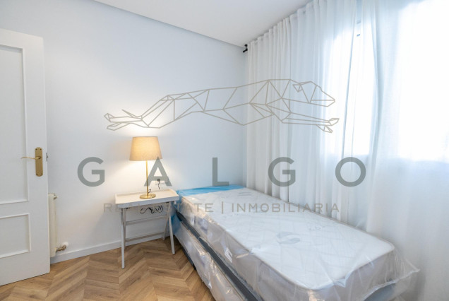 Alquiler a largo plazo - Ático - Valencia - El Mercat